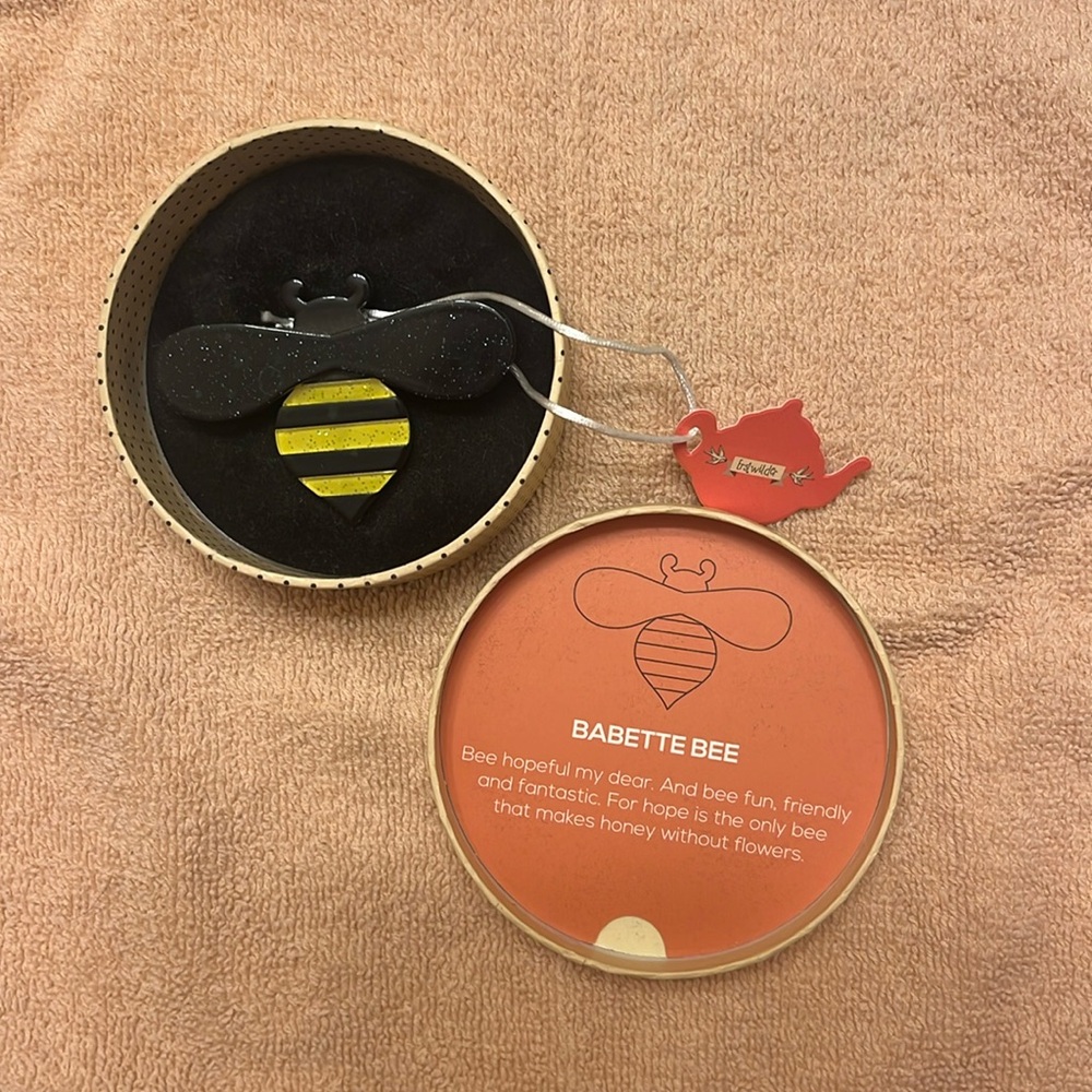 Erstwilder Babette Bee brooch